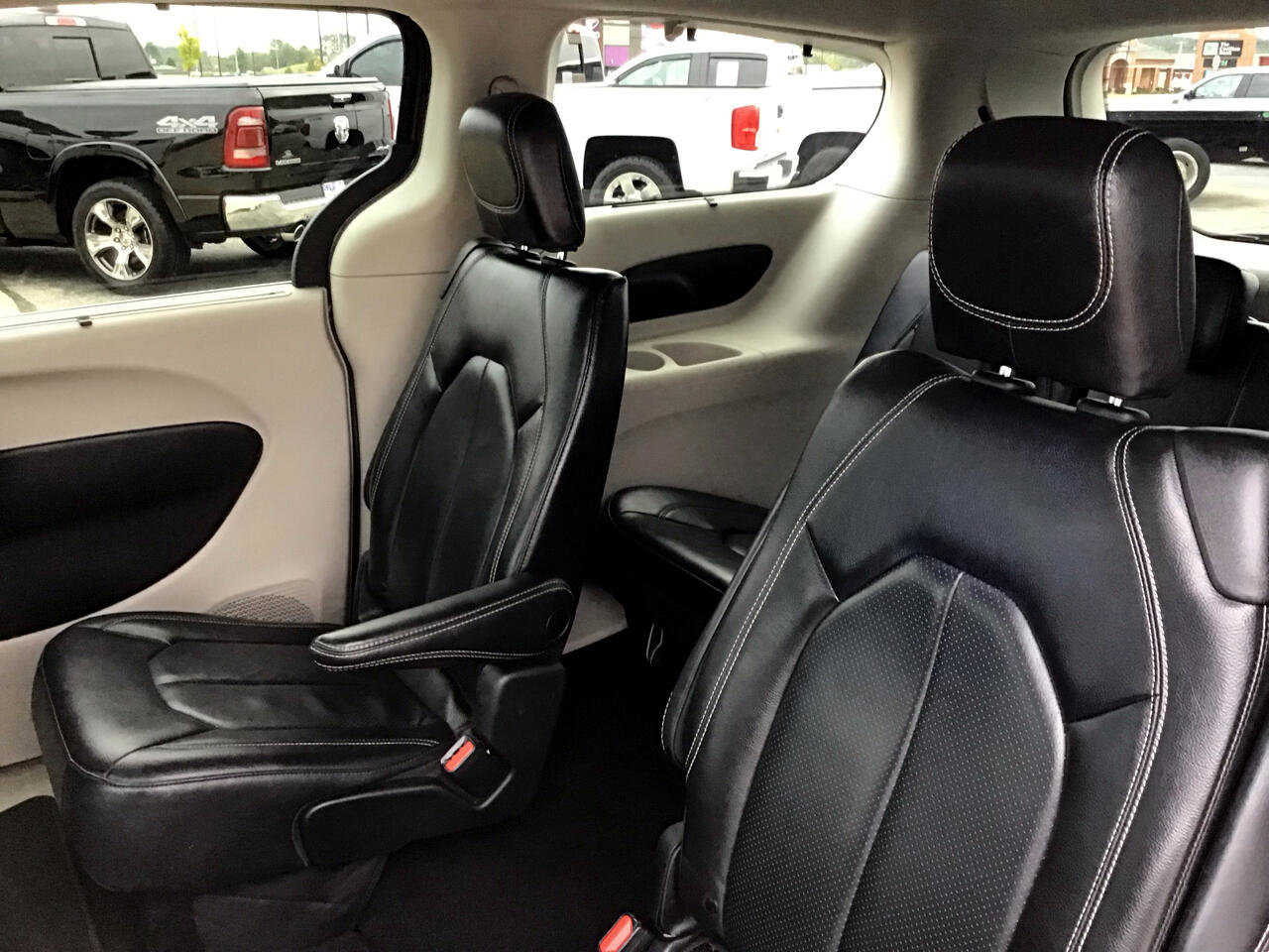 Used 2022 Chrysler Pacifica Touring-L image 29