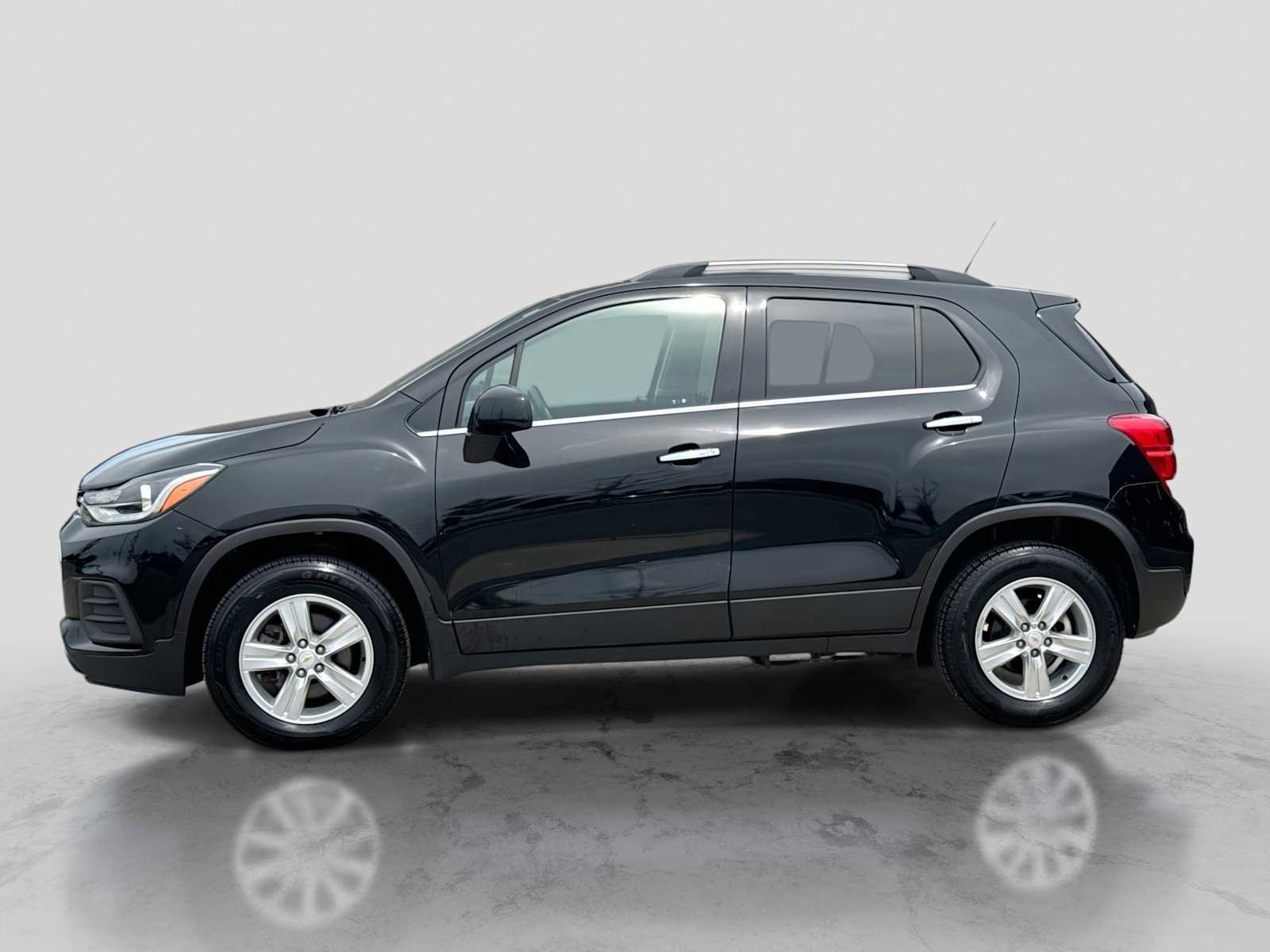 Used 2020 Chevrolet Trax LT w/ Driver Confidence Package AWD/4WD image 3