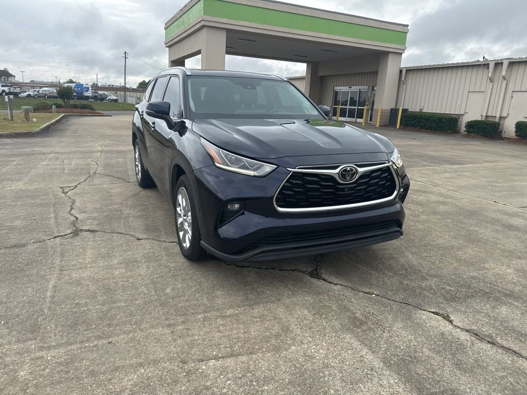 Used 2021 Toyota Highlander Limited FWD image 2