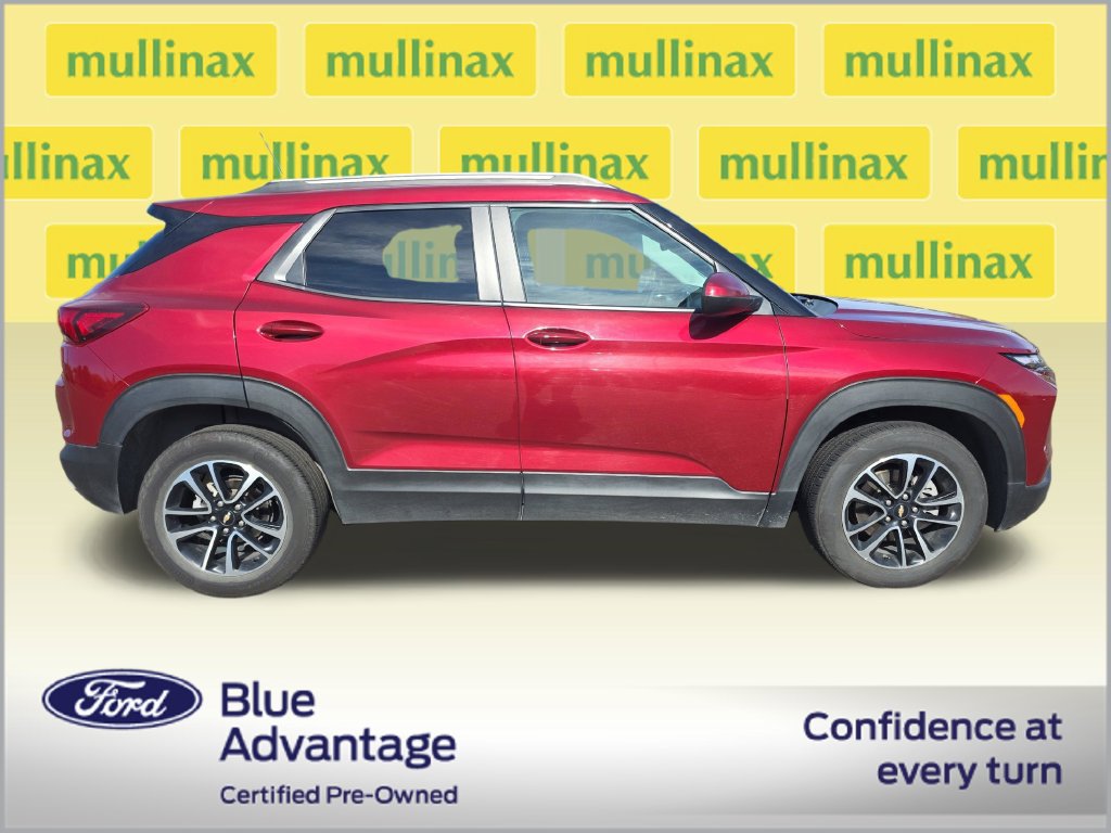 Used 2025 Chevrolet TrailBlazer LT AWD/4WD image 2