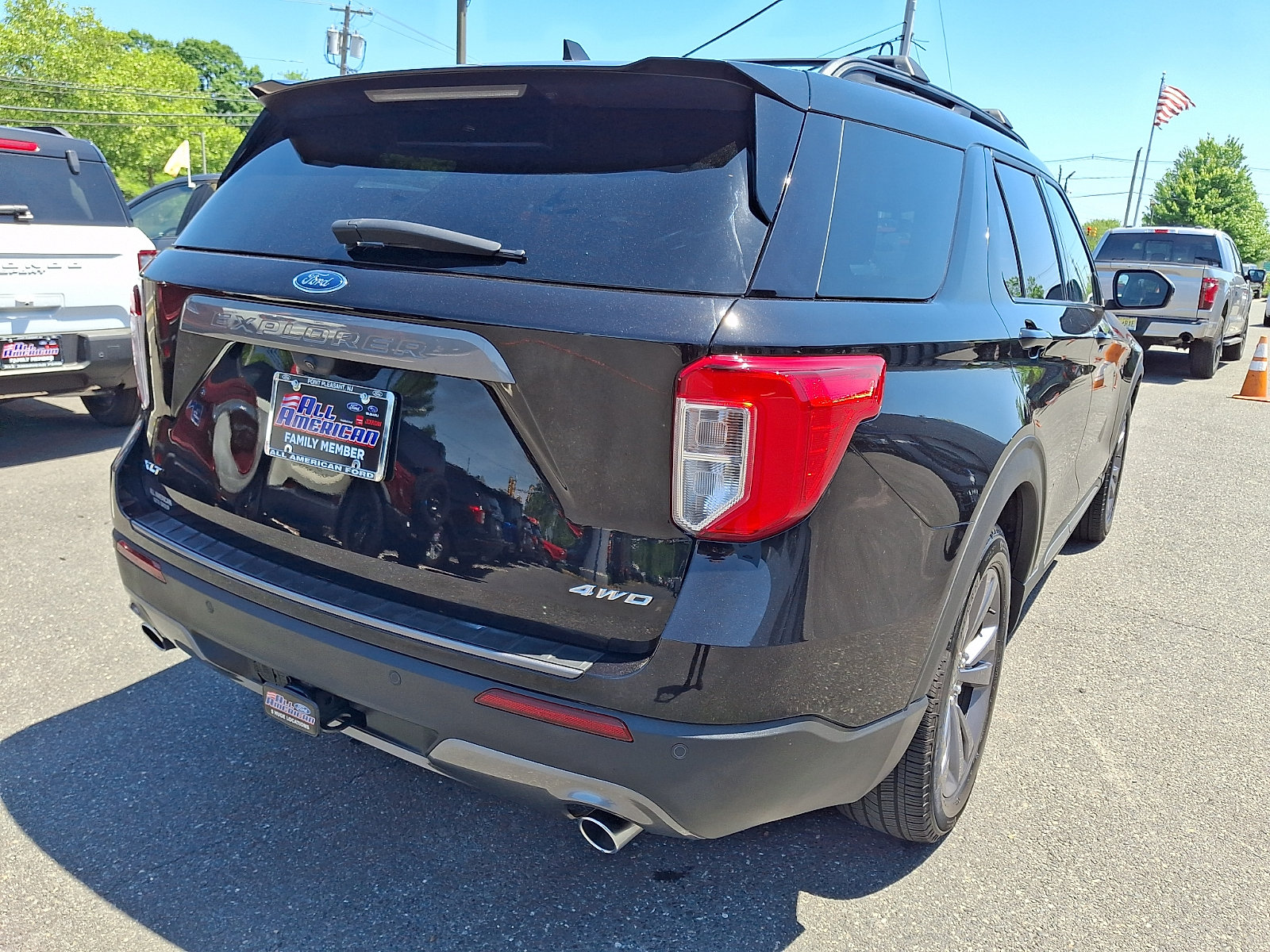 Certified 2023 Ford Explorer XLT w/ Equipment Group 202A AWD/4WD image 10