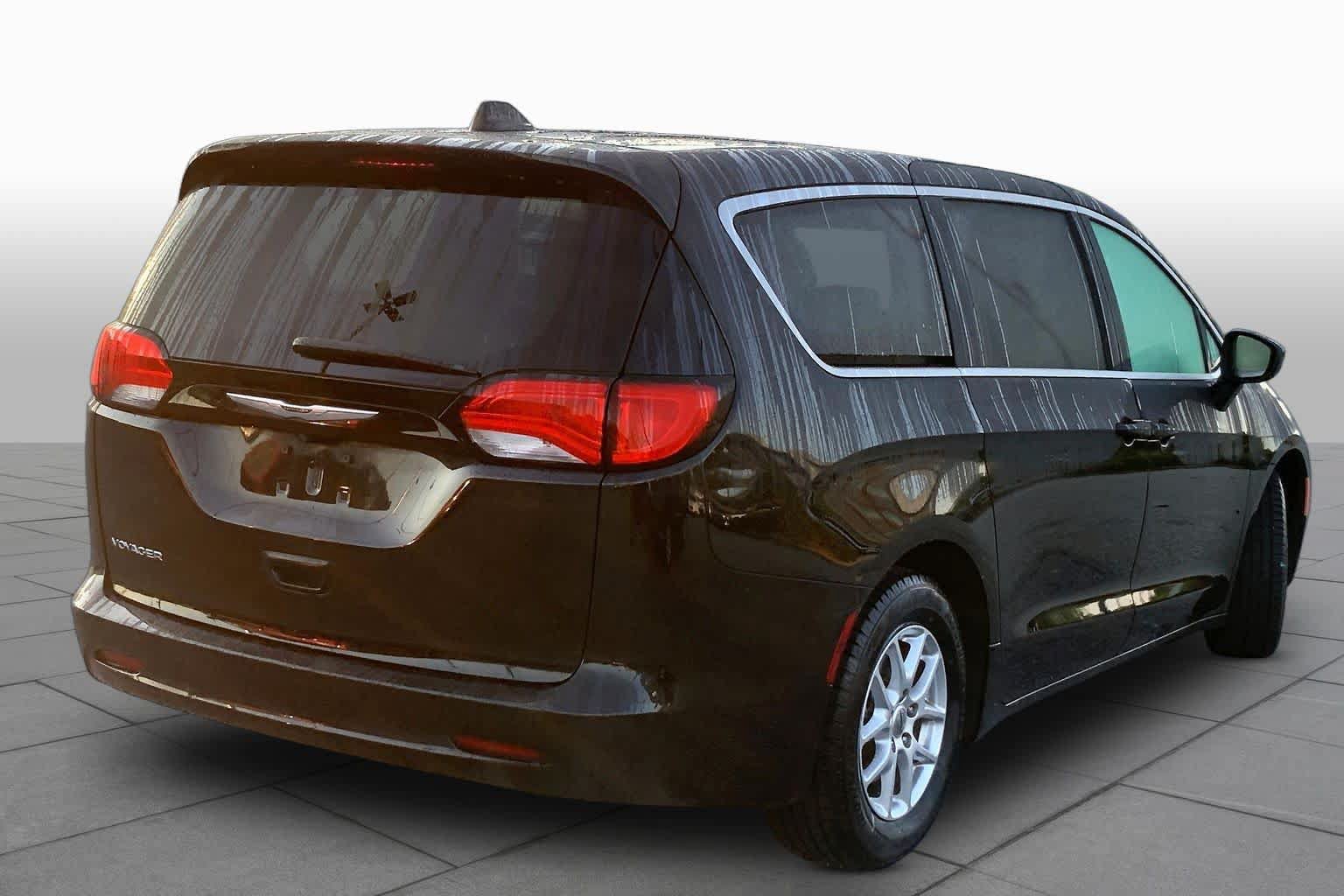 Used 2022 Chrysler Voyager LX FWD image 12