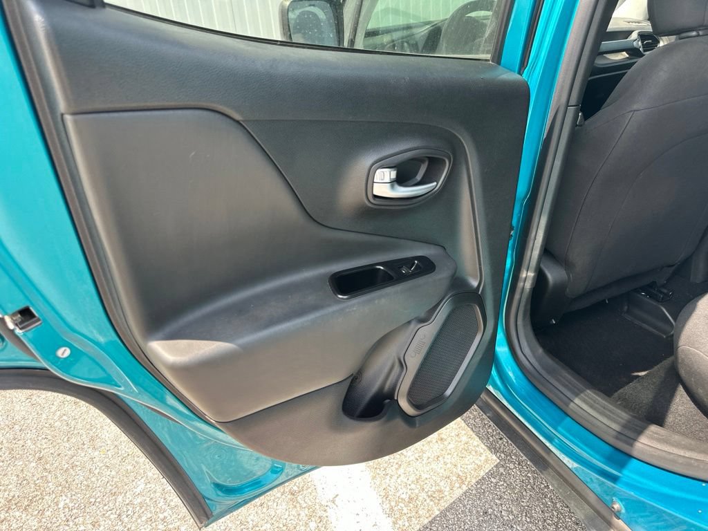 Used 2022 Jeep Renegade Latitude AWD/4WD image 17