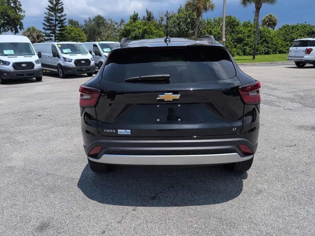 Used 2024 Chevrolet Trax LT w/ Sunroof Package FWD image 5