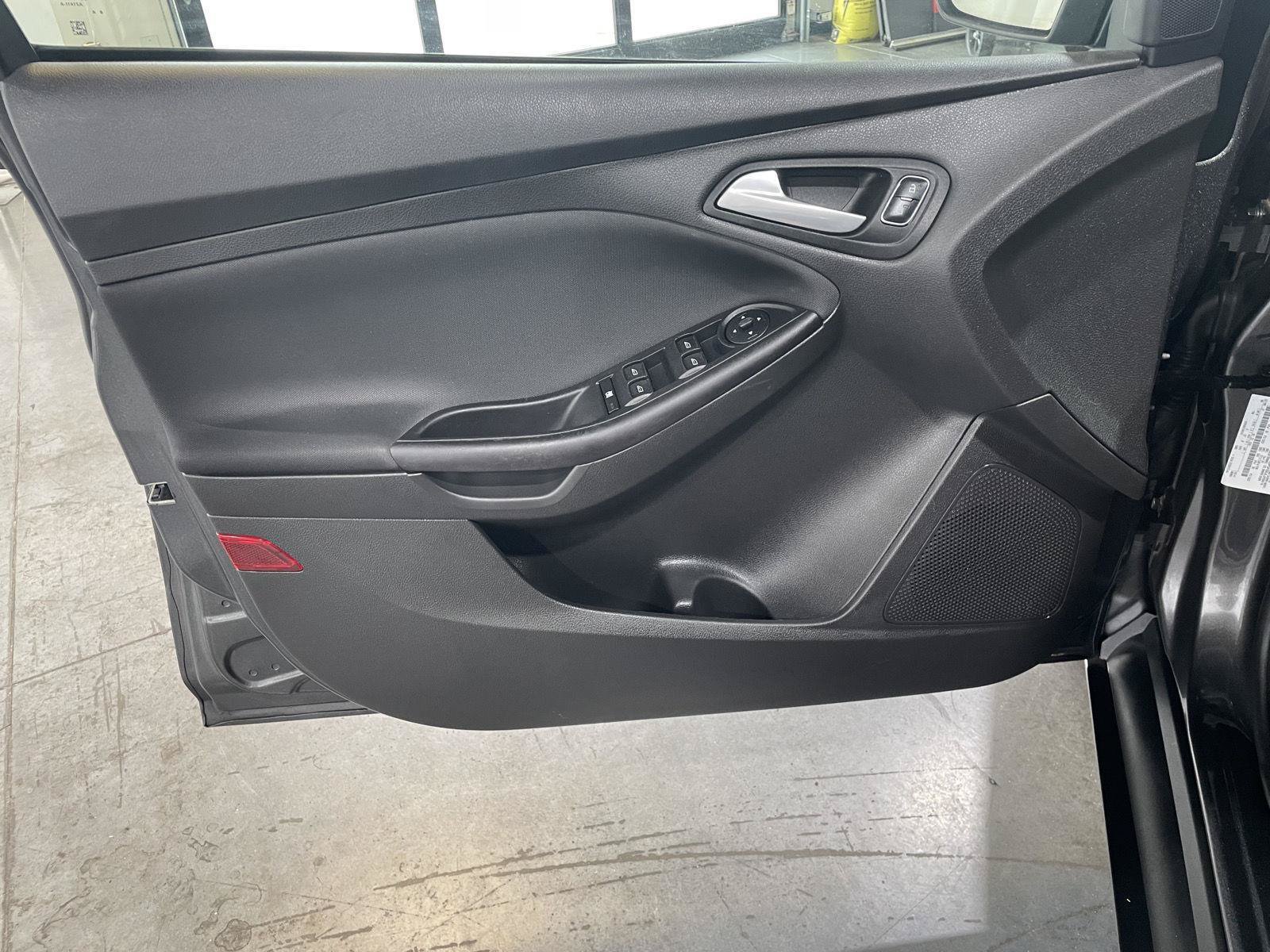 Certified 2018 Ford Focus SE FWD image 18