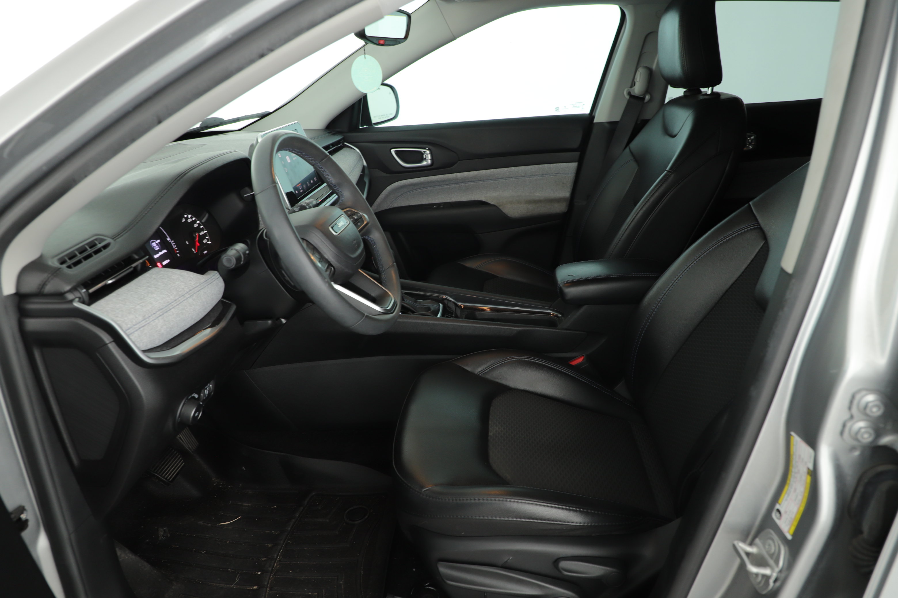 Used 2022 Jeep Compass Latitude FWD image 9