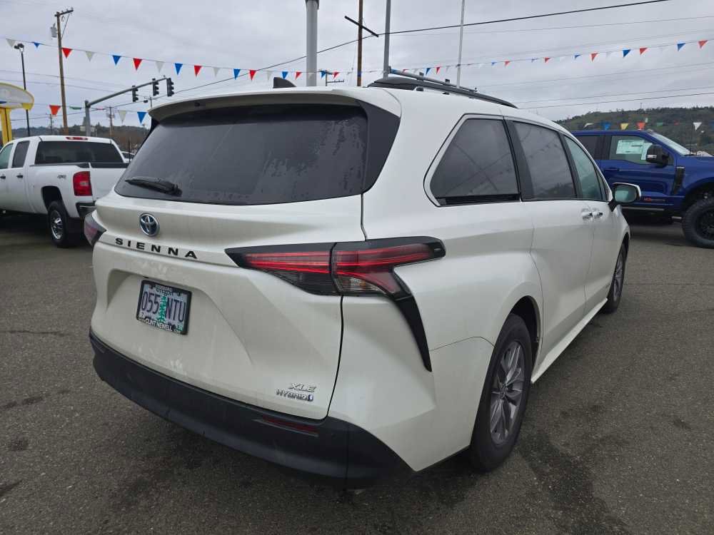 Used 2021 Toyota Sienna XLE image 5