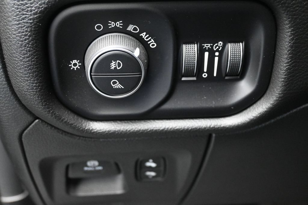 Used 2023 RAM 1500 Laramie AWD/4WD image 12