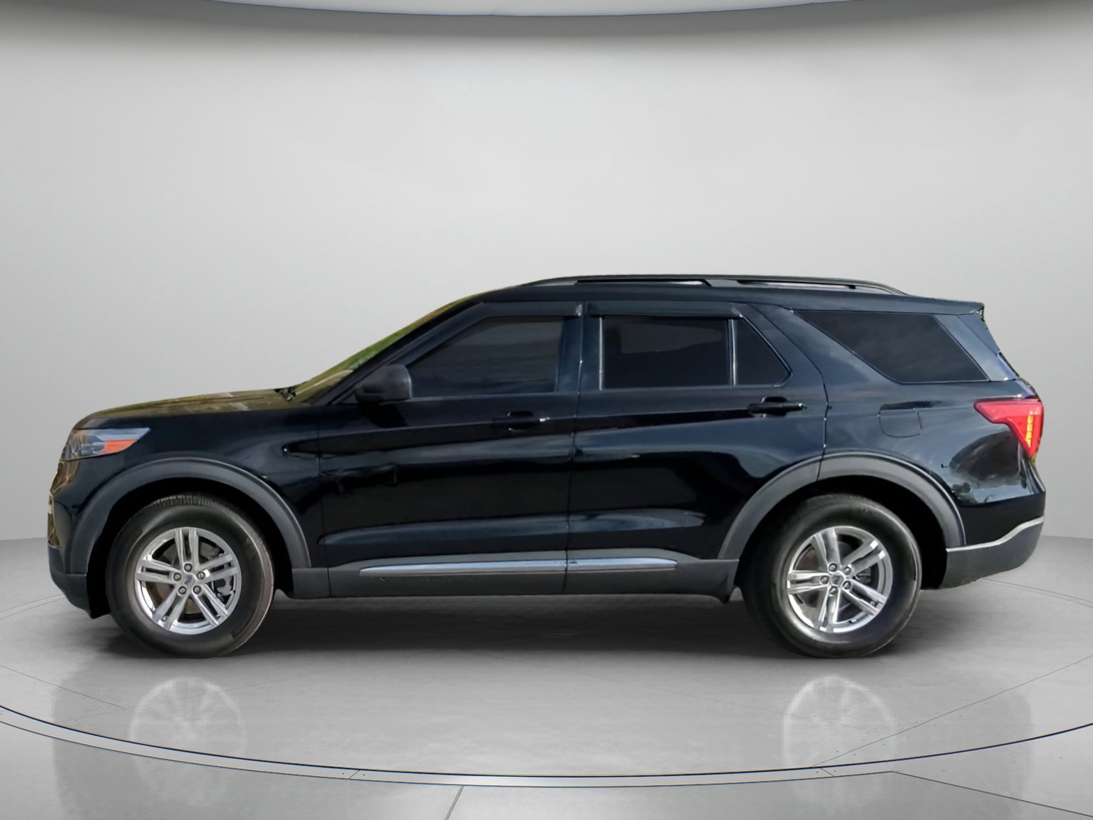 Certified 2022 Ford Explorer XLT w/ Equipment Group 202A image 8