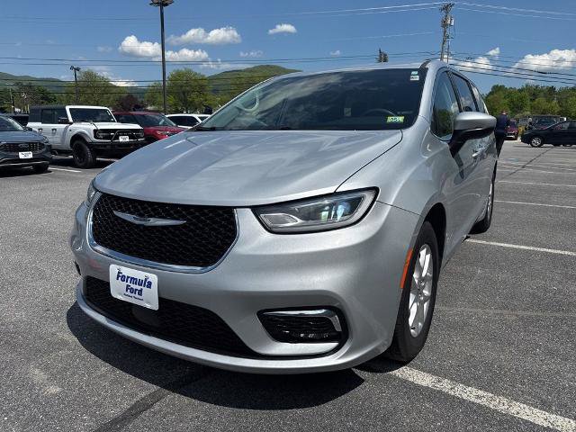 Used 2023 Chrysler Pacifica Touring-L FWD image 7