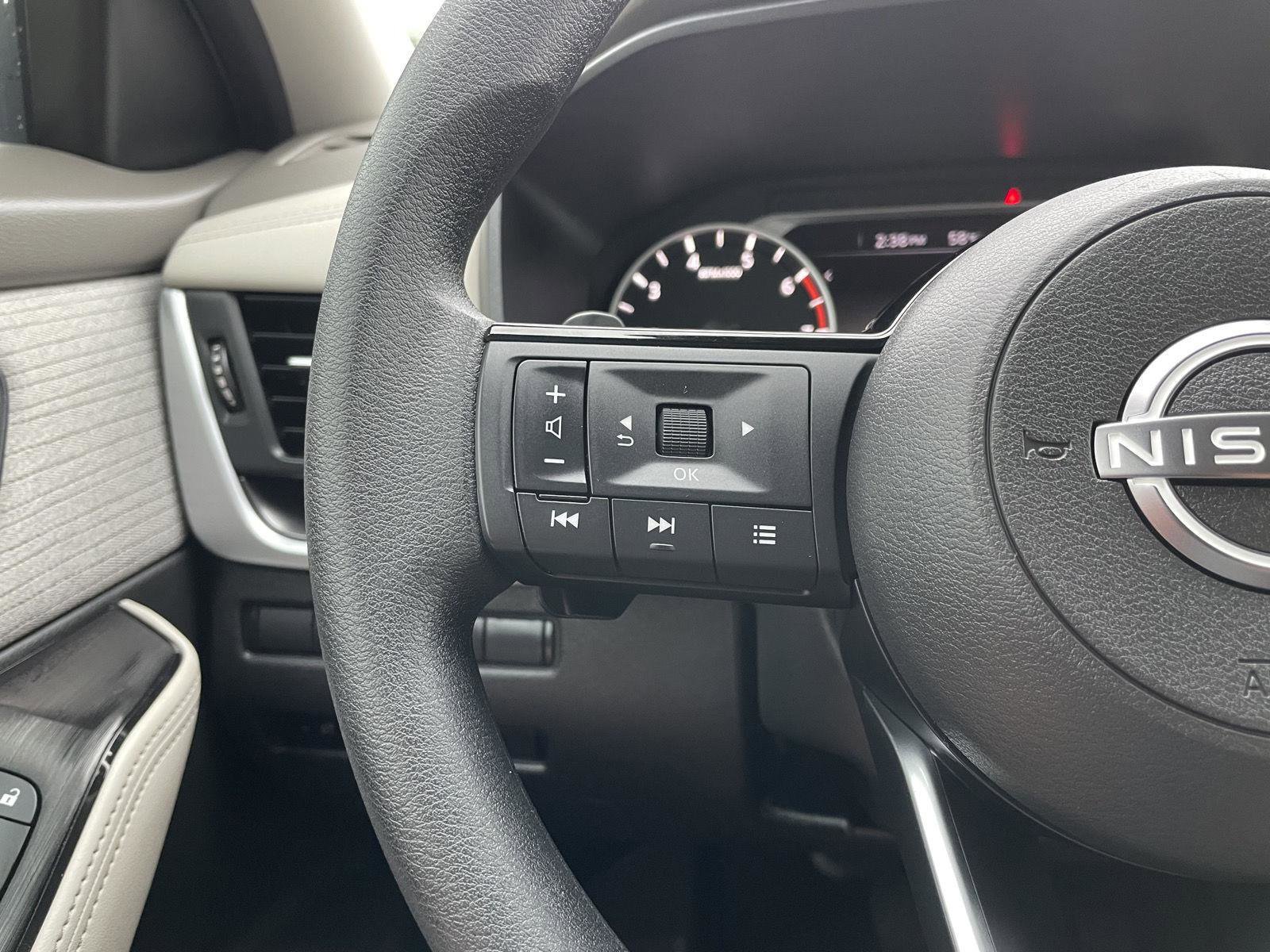 Used 2023 Nissan Rogue SV AWD/4WD image 13