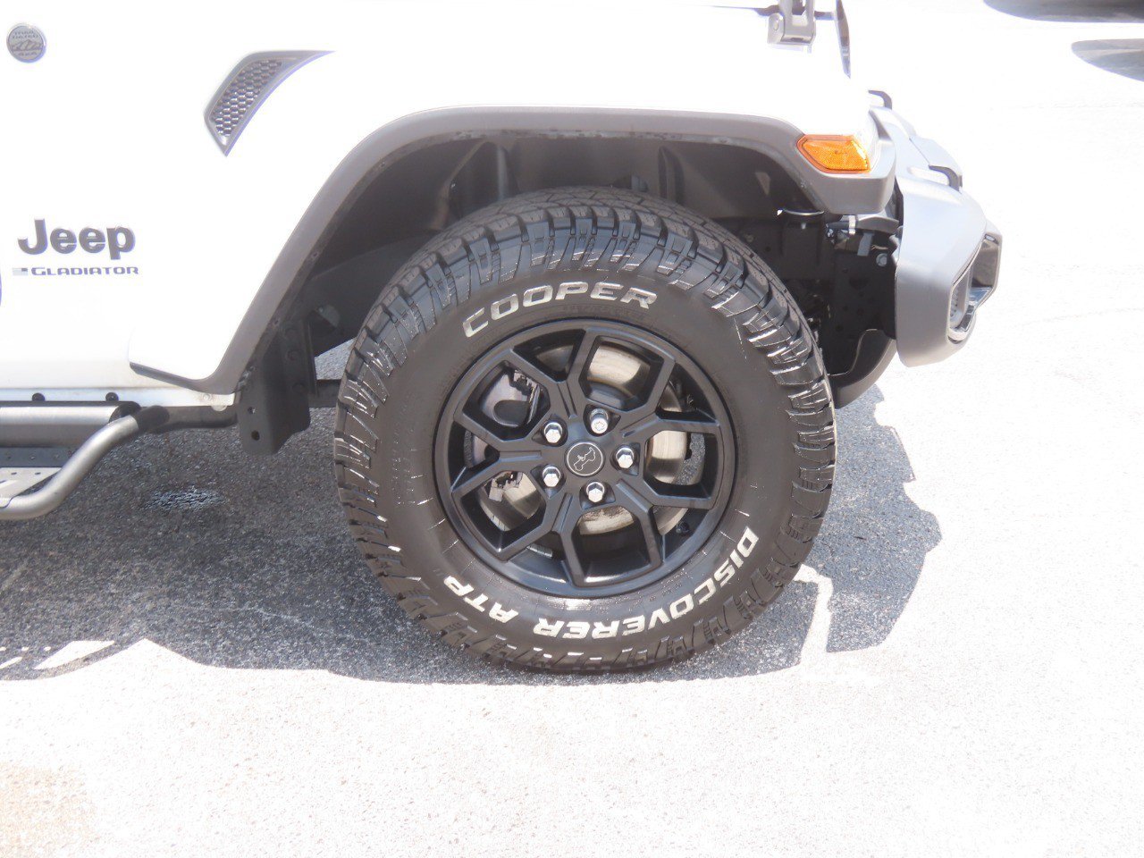 Used 2024 Jeep Gladiator Sport AWD/4WD image 9