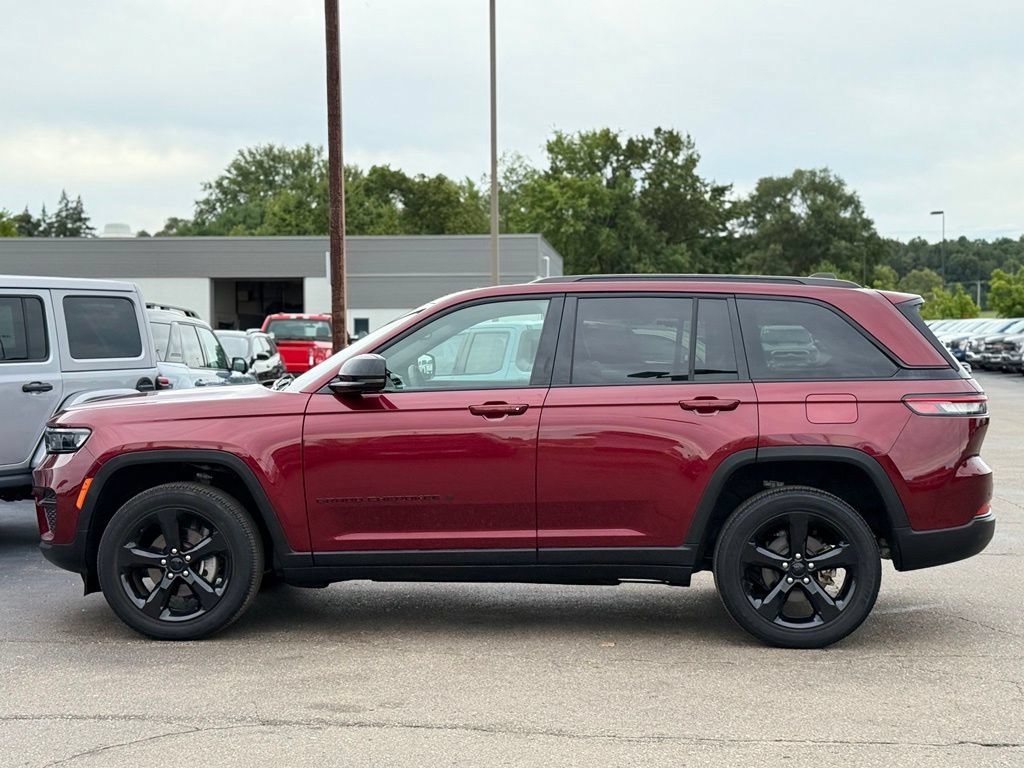 Used 2023 Jeep Grand Cherokee Altitude AWD/4WD image 39