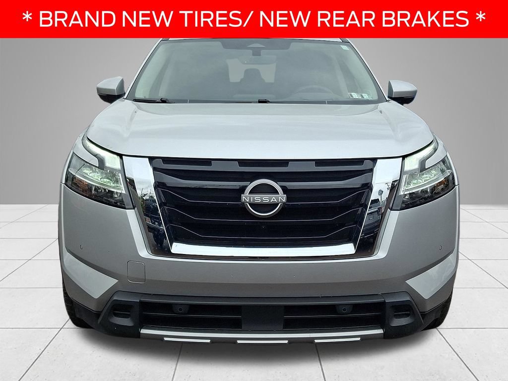 Used 2024 Nissan Pathfinder Platinum w/ Cargo Package FWD image 2