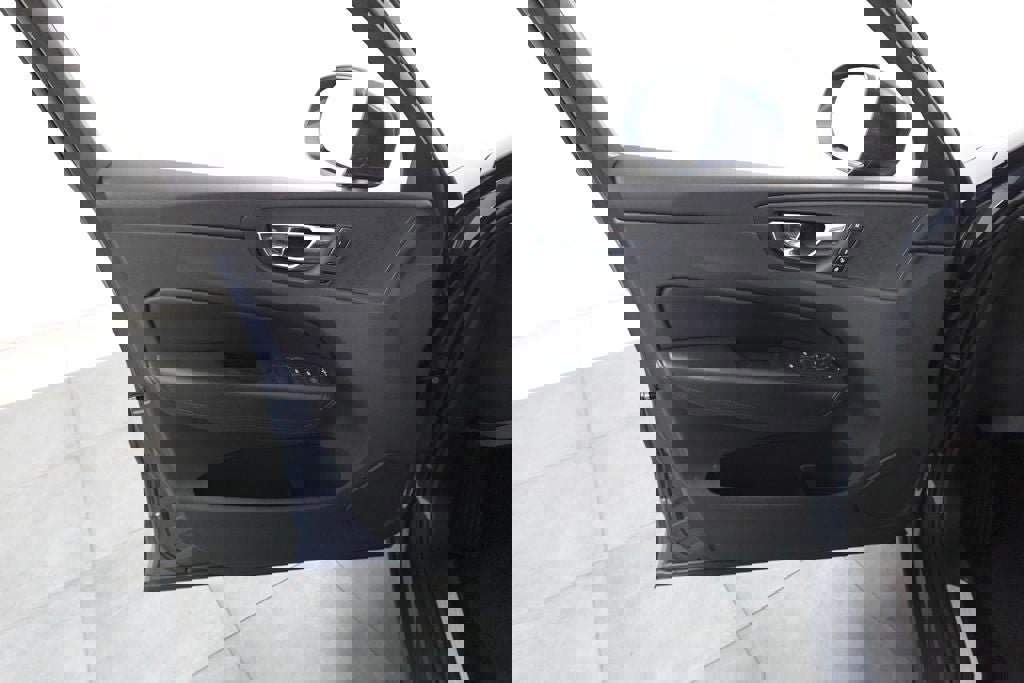 Used 2023 Volvo XC60 B5 Core image 7