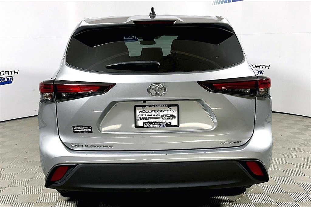 Used 2024 Toyota Highlander LE image 4