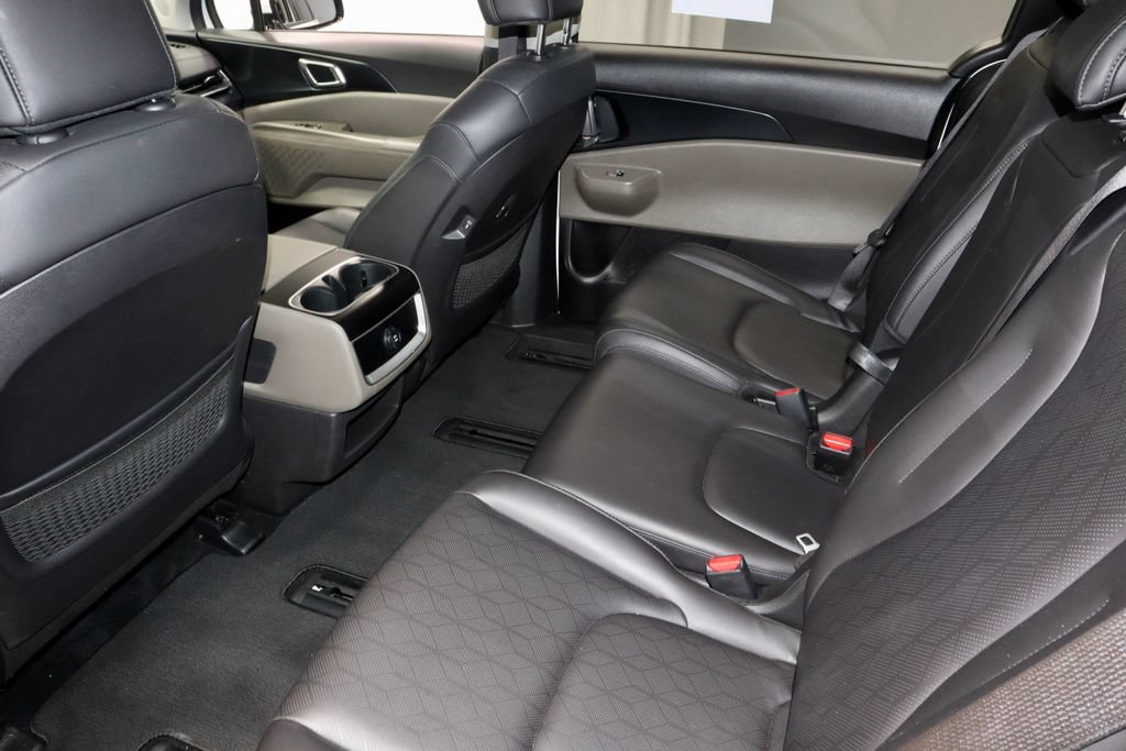 Used 2025 Kia Carnival FWD image 22