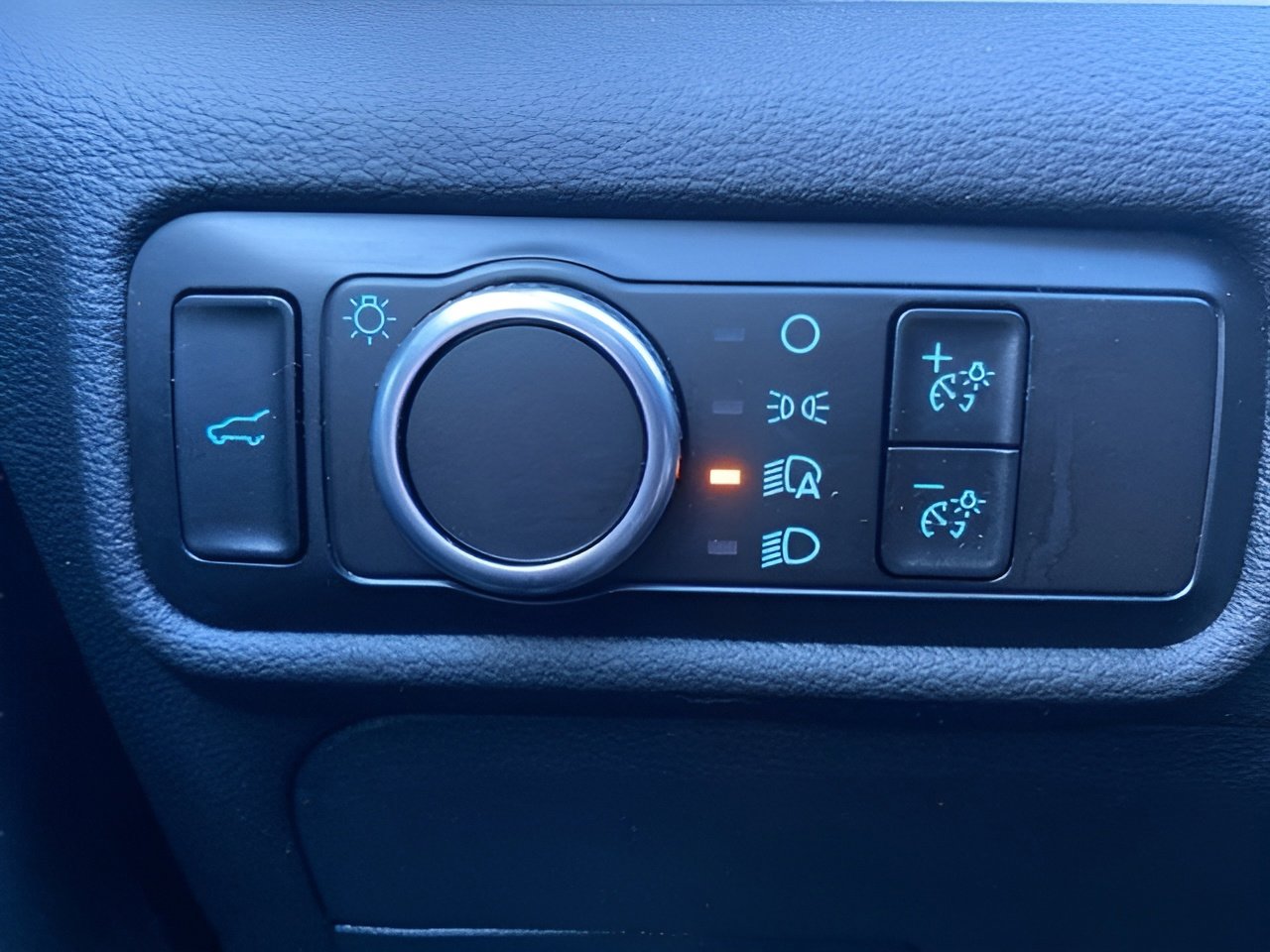 Certified 2023 Ford Explorer XLT w/ Class IV Trailer Tow Package image 18