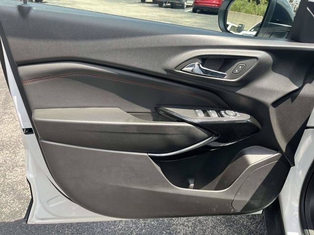Used 2025 Chevrolet Trax RS w/ Sunroof Package FWD image 16