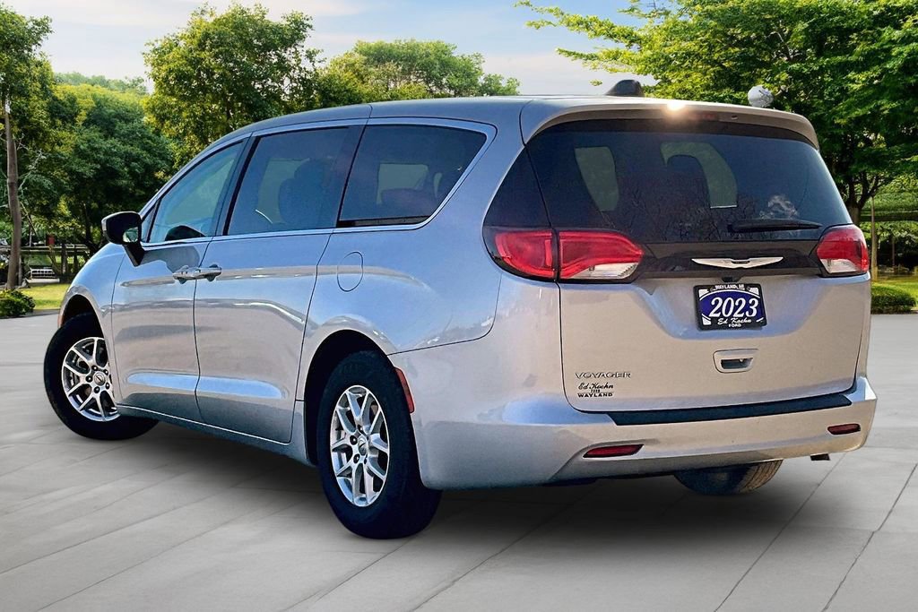 Used 2023 Chrysler Voyager LX image 2
