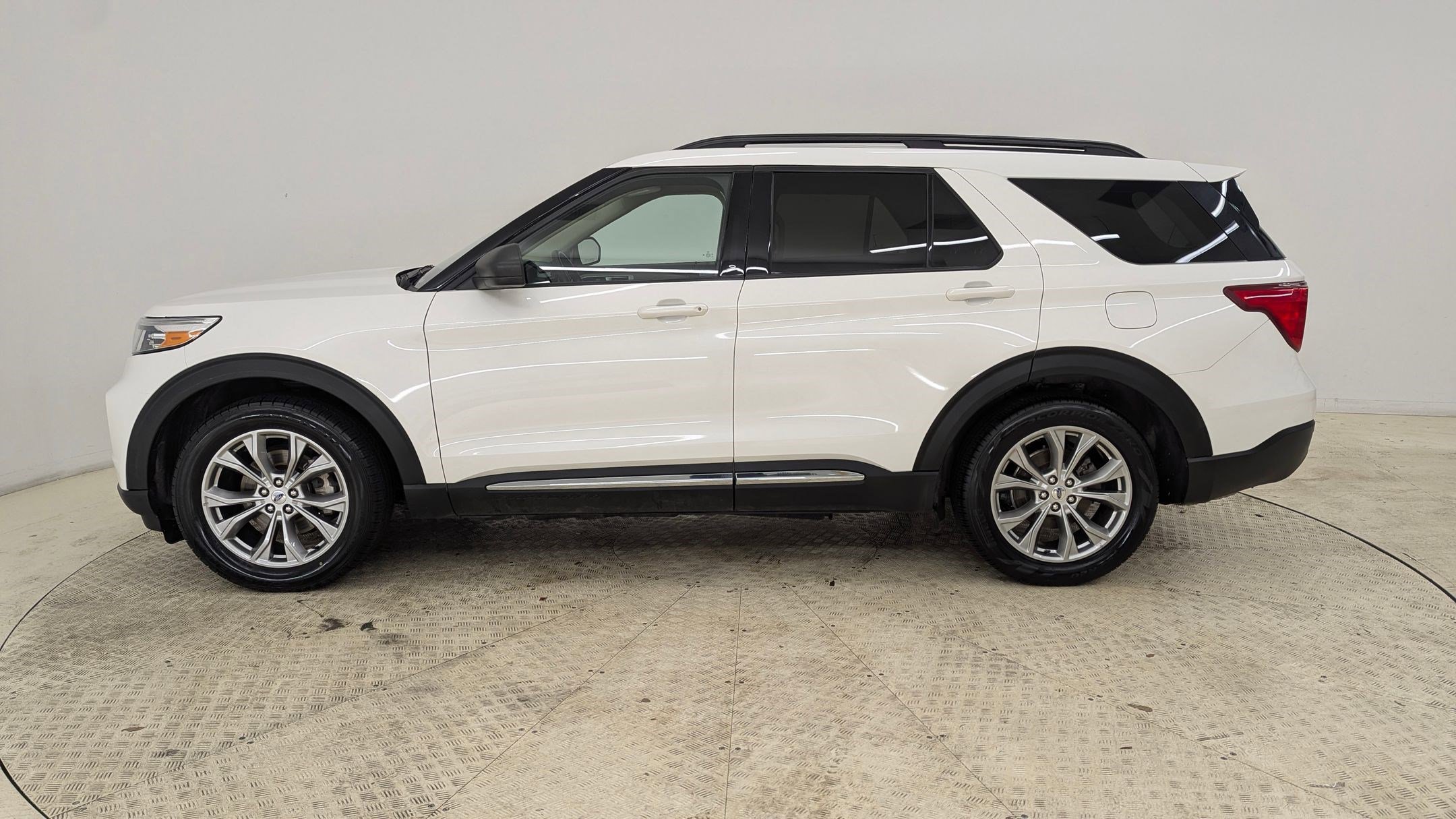 Certified 2022 Ford Explorer XLT w/ Equipment Group 202A image 2