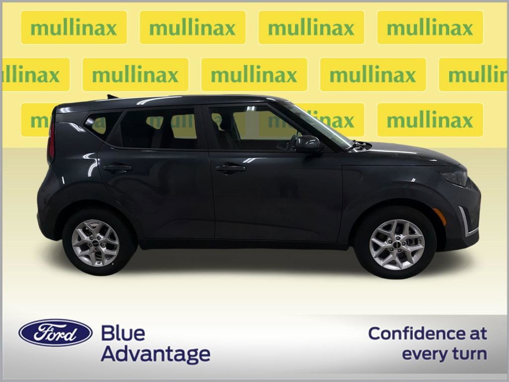 Used 2025 Kia Soul LX w/ LX Technology Package FWD image 2