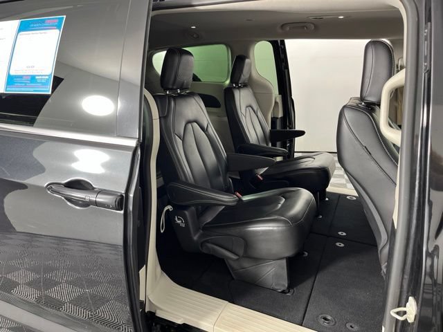 Used 2023 Chrysler Pacifica Touring-L FWD image 46