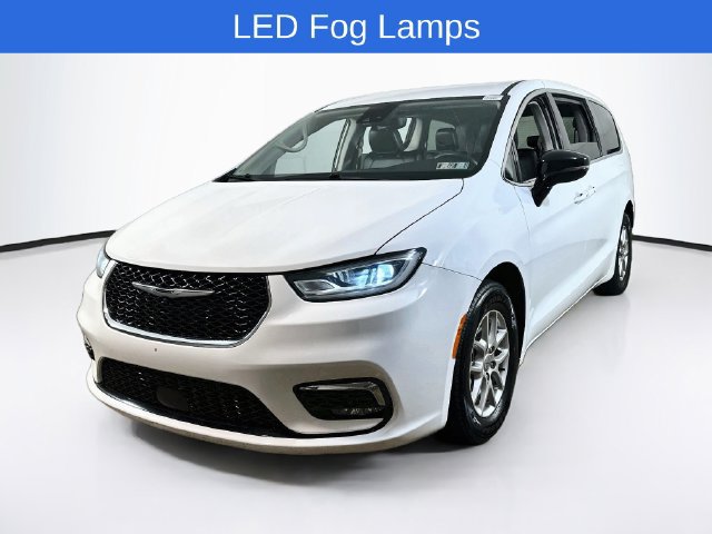 Used 2024 Chrysler Pacifica Touring-L FWD image 3