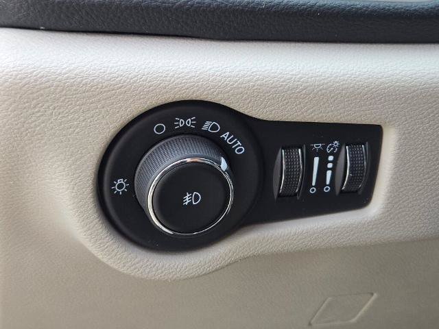 Used 2023 Chrysler Pacifica Touring-L FWD image 25