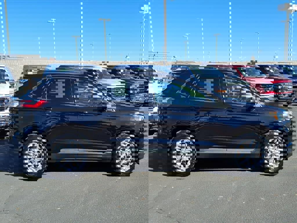 Certified 2024 Ford Edge SE image 3