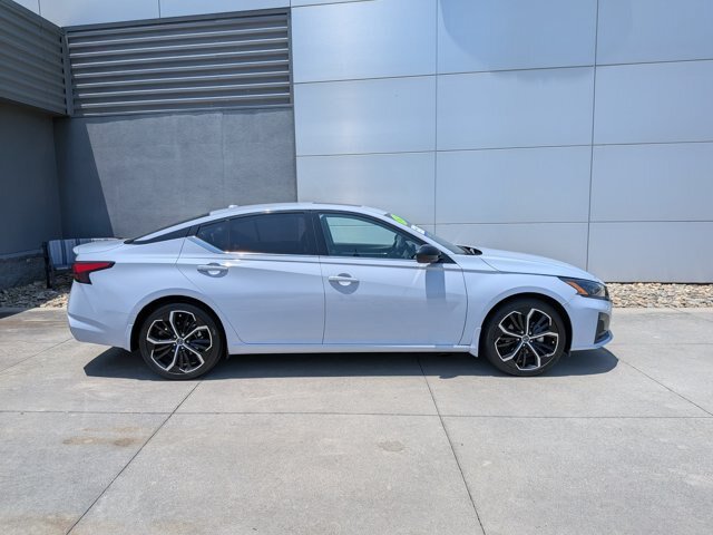 Used 2023 Nissan Altima 2.5 SR w/ SR Premium Package FWD image 3