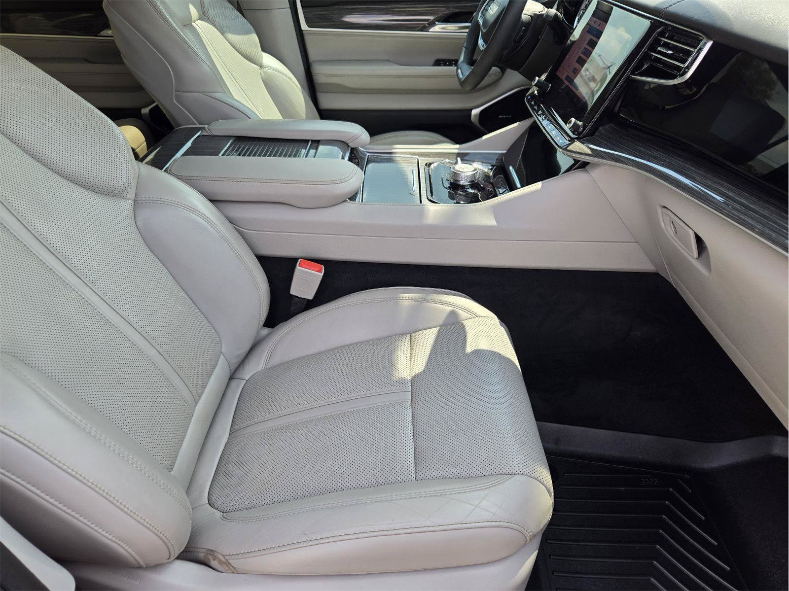 Used 2022 Jeep Wagoneer Series II w/ Premium Group I AWD/4WD image 13