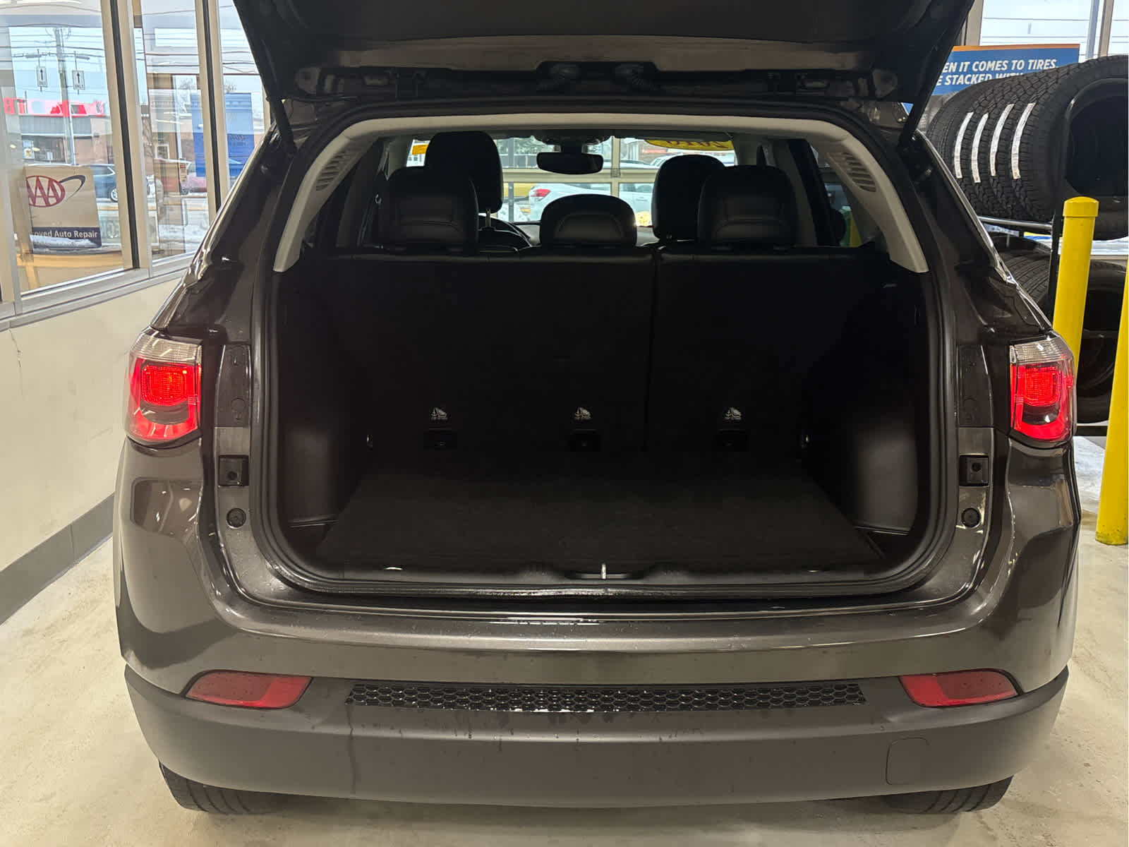 Used 2018 Jeep Compass Latitude w/ Cold Weather Group image 26