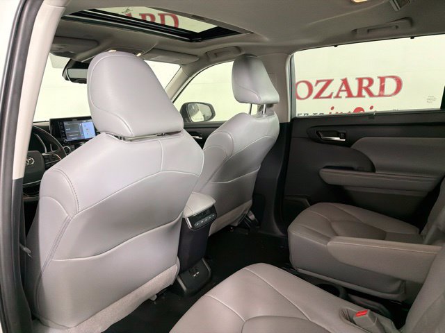 Used 2021 Toyota Highlander XLE FWD image 23