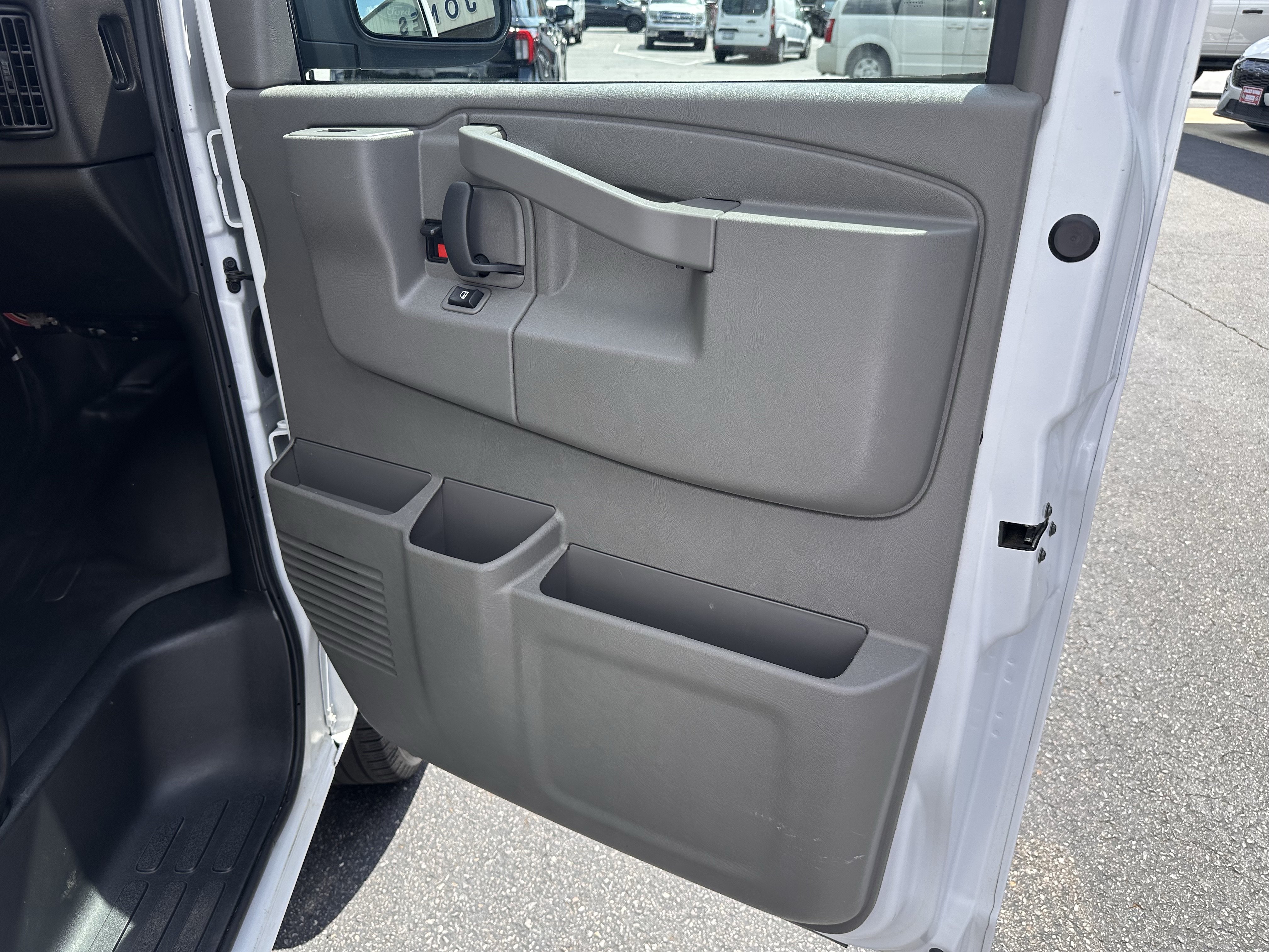 Used 2022 Chevrolet Express 3500 w/ Power Convenience Package RWD image 9