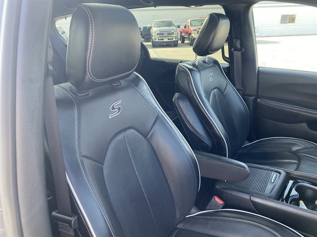 Used 2025 Chrysler Pacifica Limited FWD image 8