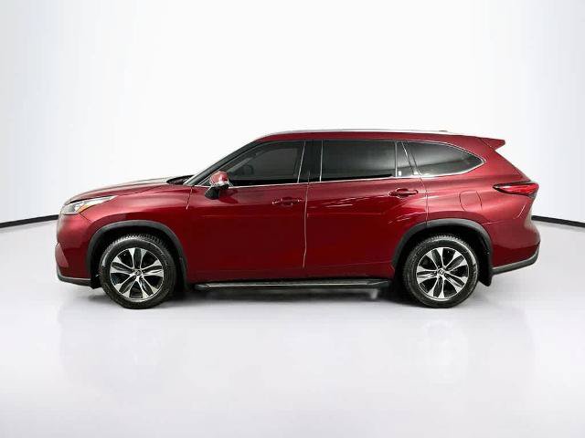 Used 2020 Toyota Highlander XLE FWD image 3