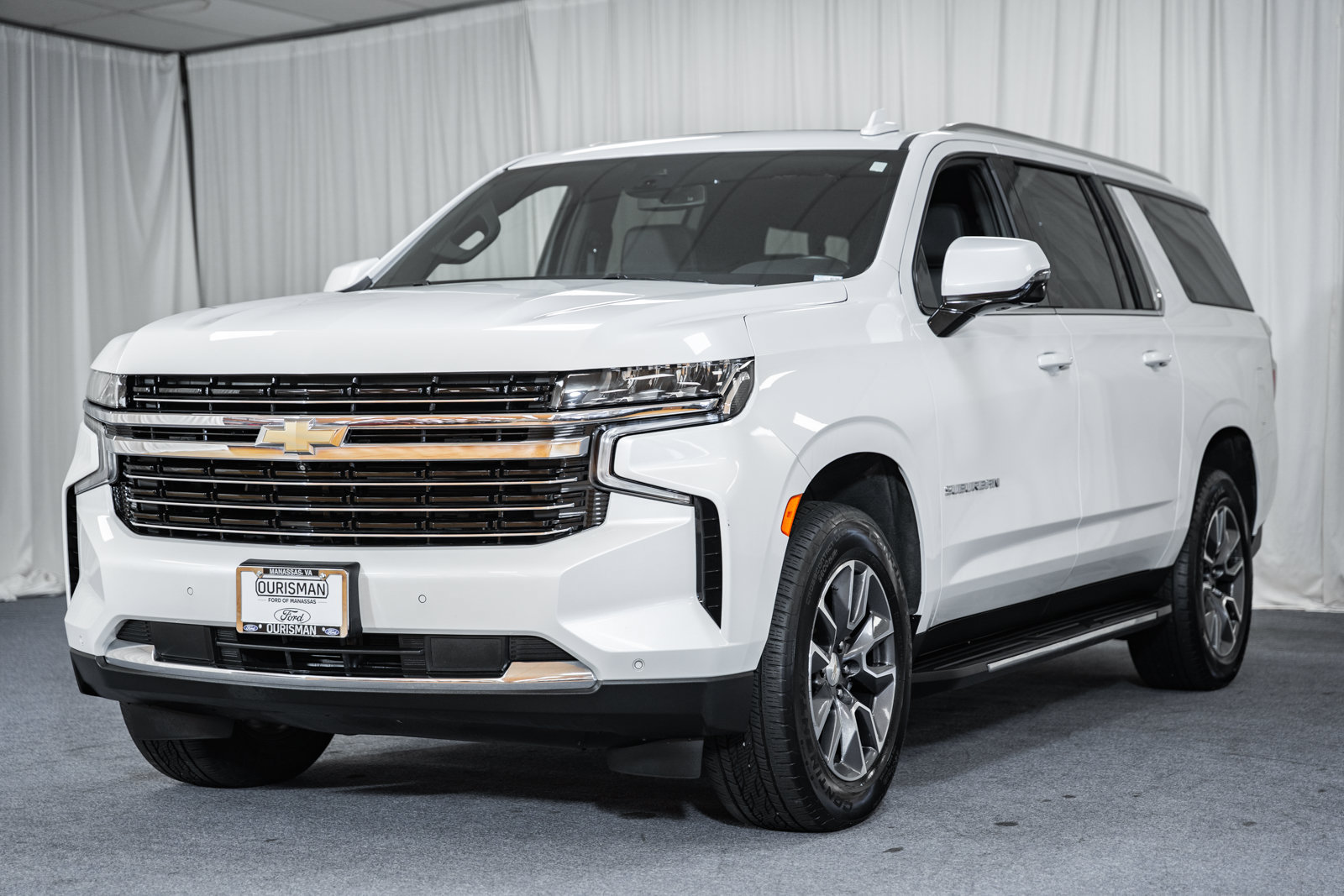 Used 2023 Chevrolet Suburban LT w/ Luxury Package AWD/4WD image 3