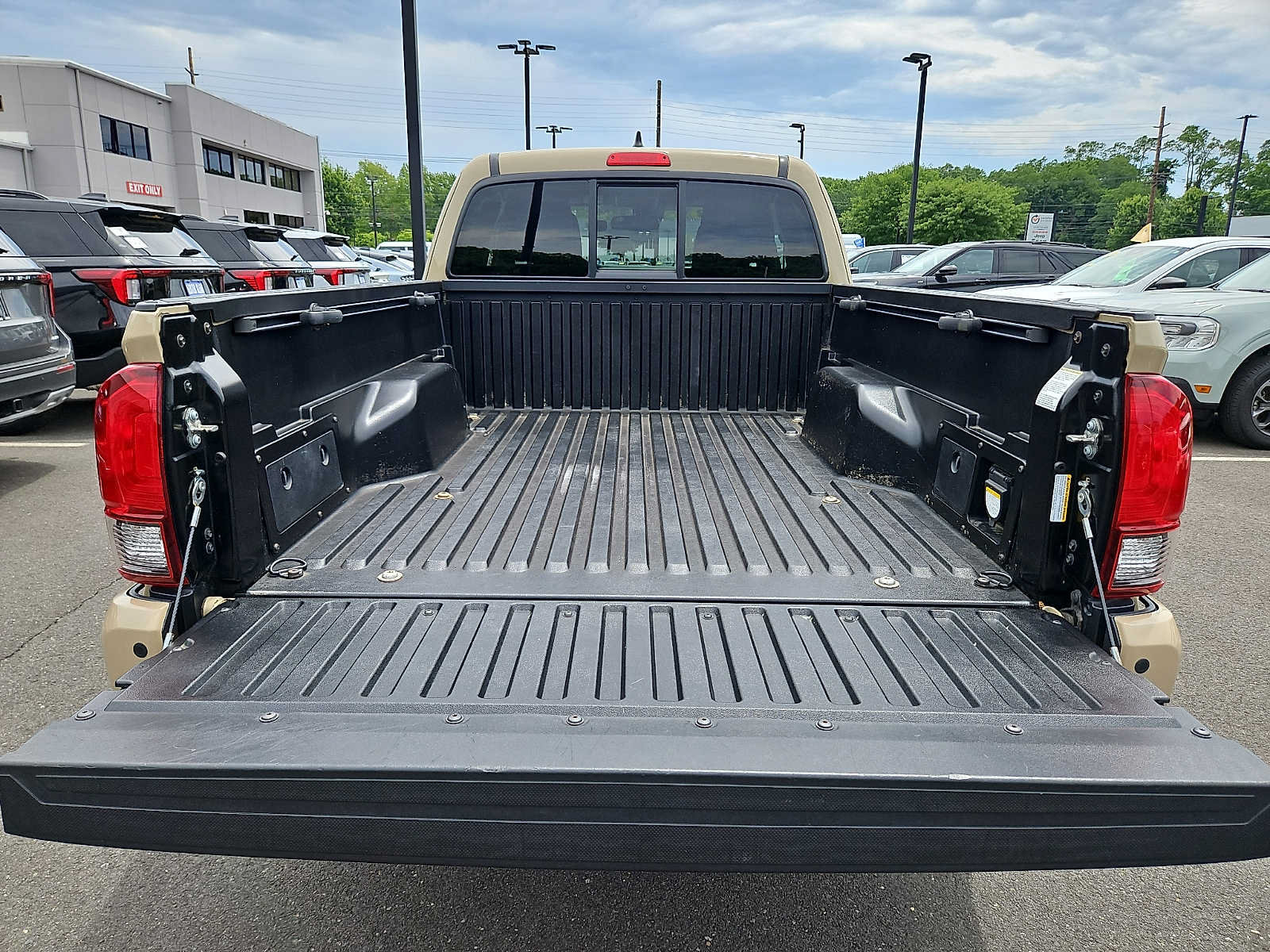 Used 2018 Toyota Tacoma TRD Off-Road w/ Technology Package AWD/4WD image 27