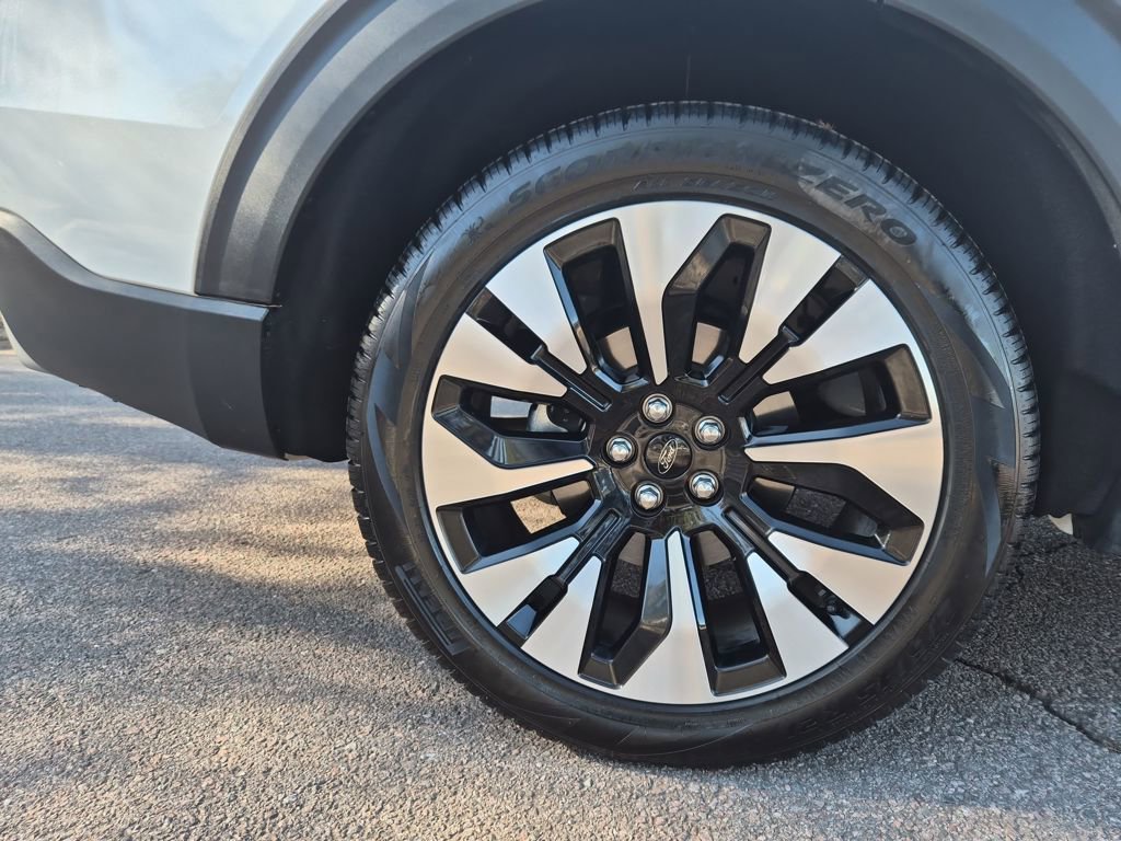 Certified 2025 Ford Explorer Platinum w/ LUX Leather Package image 37