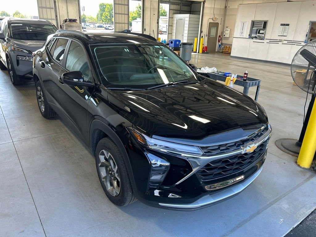 Used 2025 Chevrolet Trax LT w/ LT Convenience Package FWD image 7