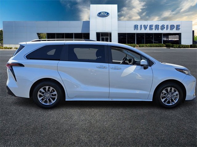 Used 2023 Toyota Sienna XLE image 8