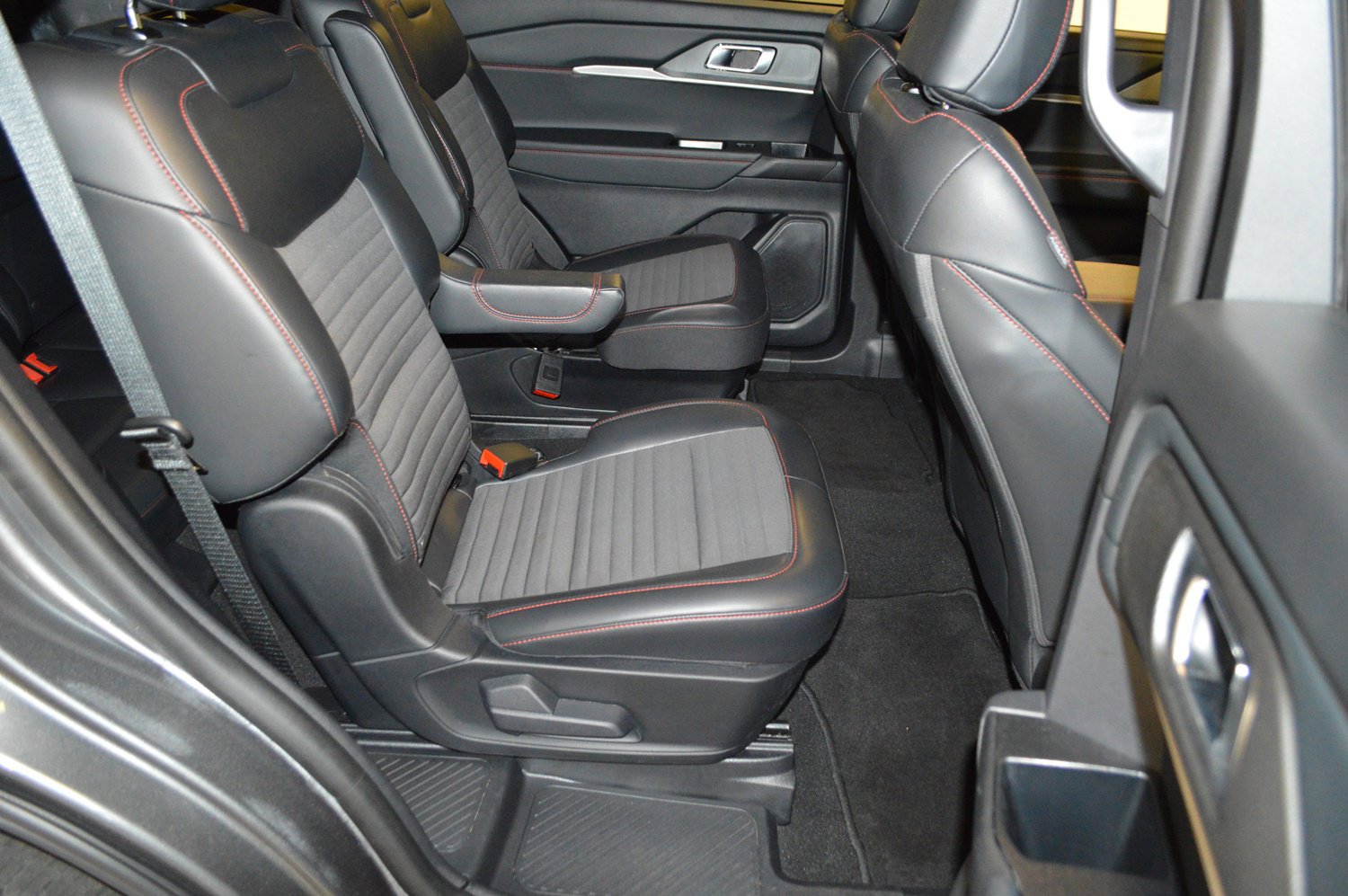 Certified 2025 Ford Explorer ST-Line image 12