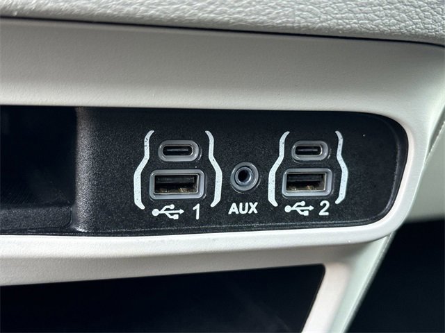 Used 2024 Chrysler Pacifica Touring-L image 30