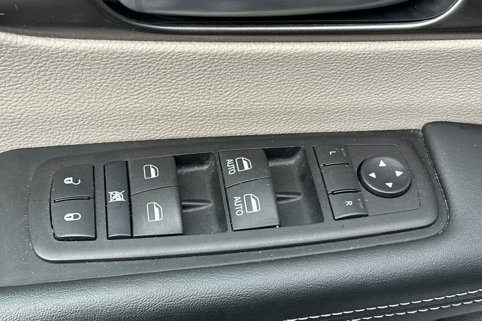 Used 2024 Chrysler Pacifica Select image 14