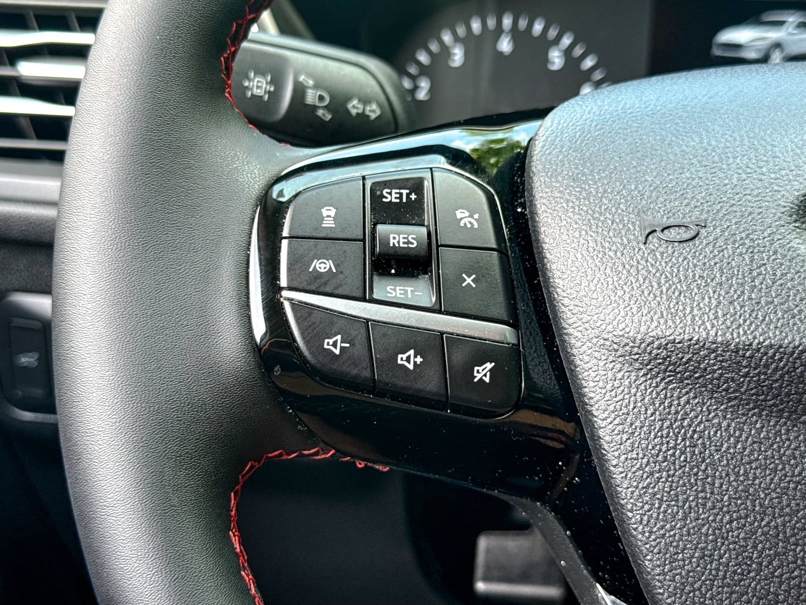 Certified 2022 Ford Escape SEL w/ SEL Stealth AWD Package image 40