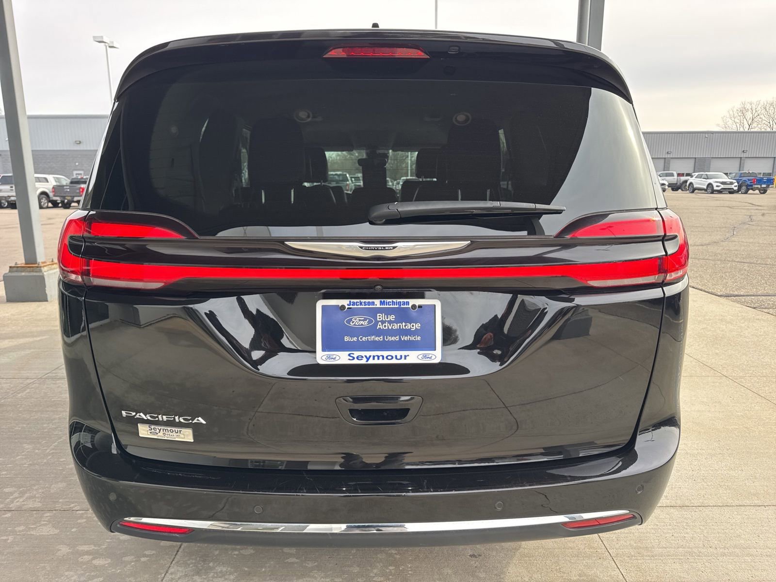 Used 2024 Chrysler Pacifica Touring-L image 3