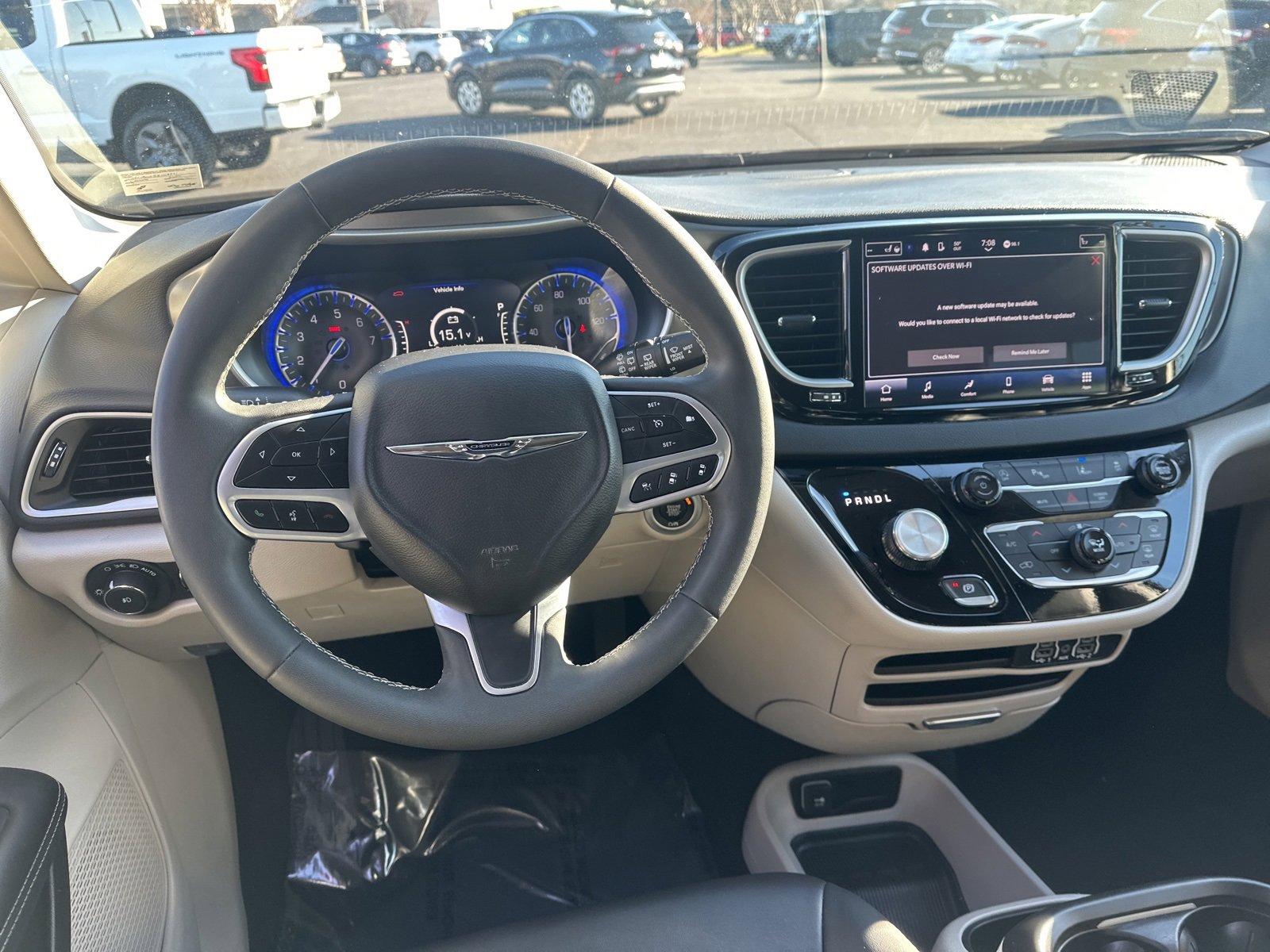 Used 2024 Chrysler Pacifica Touring-L image 19