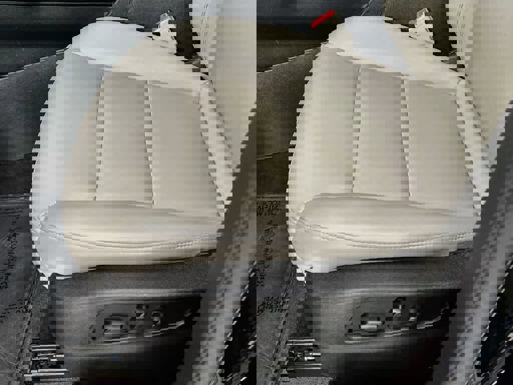 Used 2022 Cadillac XT4 Luxury w/ Cold Weather Package image 29