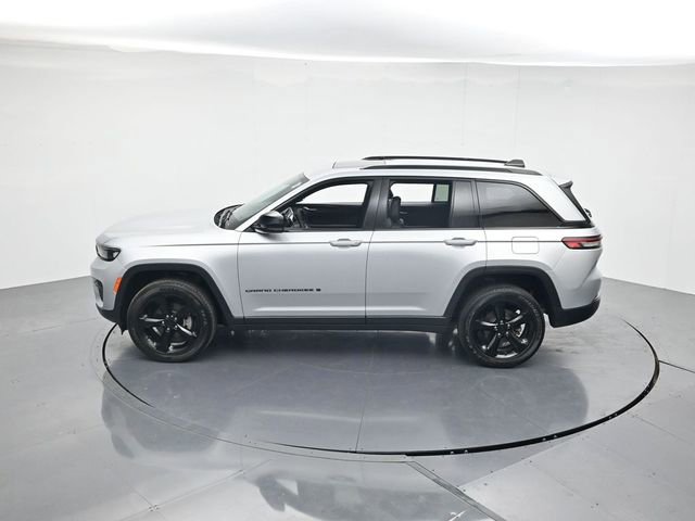 Used 2024 Jeep Grand Cherokee Altitude AWD/4WD image 42